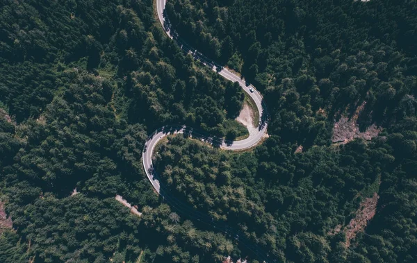Vista aérea de uma estrada curva — Fotografia de Stock