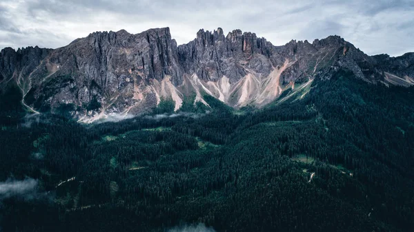 Aeril view, hegyek és erdő Európában, az Alpok a — Stock Fotó
