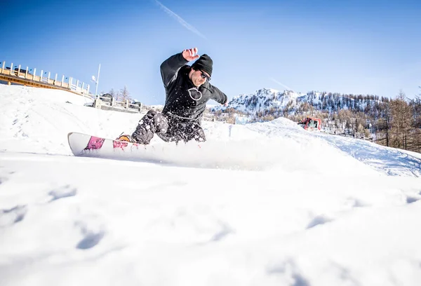 Snoboarder fazendo truques na neve — Fotografia de Stock