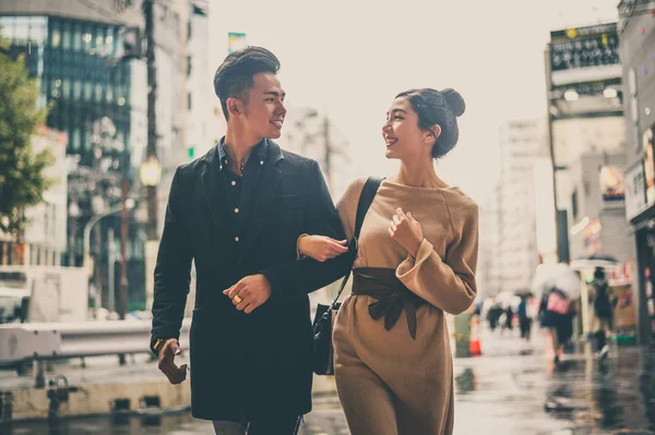 Young japanese couple spending time together in Tokyo — Stock Photo, Image