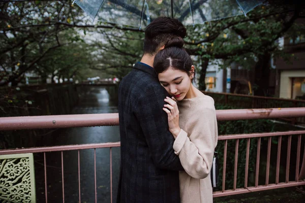 Joven pareja japonesa pasando tiempo juntos en Tokio —  Fotos de Stock