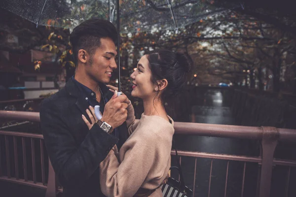 Junges japanisches Paar verbringt Zeit zusammen in Tokio — Stockfoto