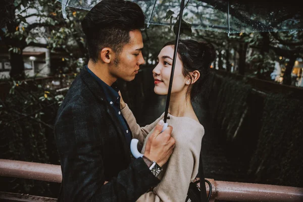 Молодая японская пара проводит время вместе в Токио — стоковое фото