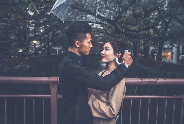 Jovem casal japonês passar tempo juntos em Tóquio — Fotografia de Stock