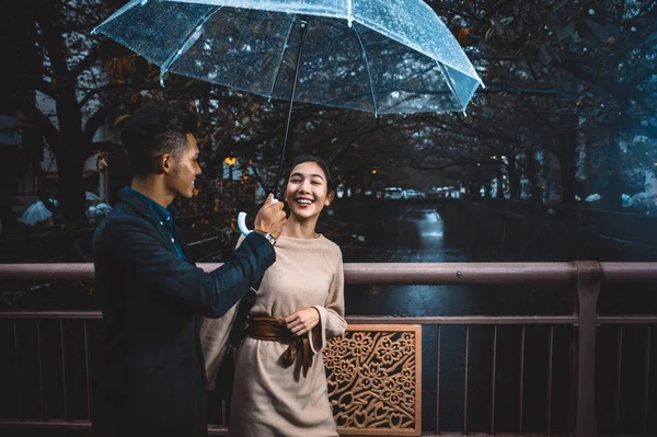 Tineri japonezi cuplu petrece timp împreună în Tokyo — Fotografie, imagine de stoc