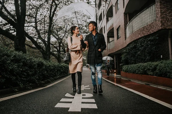 Young japanese couple spending time together in Tokyo — Stock Photo, Image