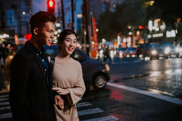 Tineri japonezi cuplu petrece timp împreună în Tokyo — Fotografie, imagine de stoc