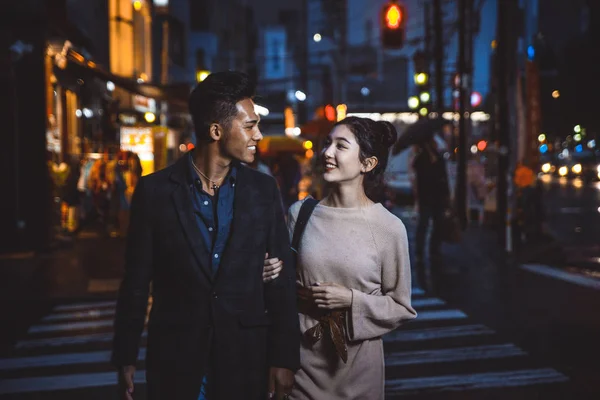 Tineri japonezi cuplu petrece timp împreună în Tokyo — Fotografie, imagine de stoc