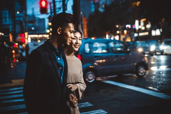 Pasangan muda Jepang menghabiskan waktu bersama di Tokyo — Stok Foto
