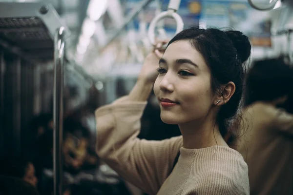 Belle femme japonaise dans la station de métro — Photo