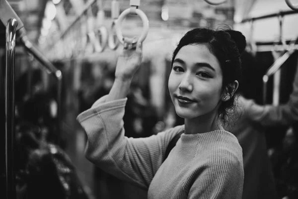 Hermosa mujer japonesa en la estación de metro —  Fotos de Stock
