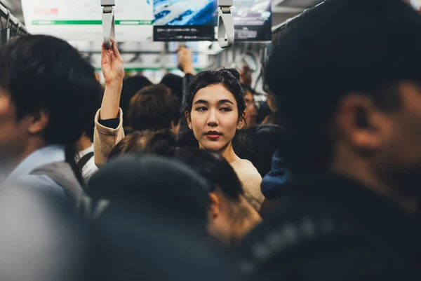 Mooie Japanse vrouw in de metro station. — Stockfoto