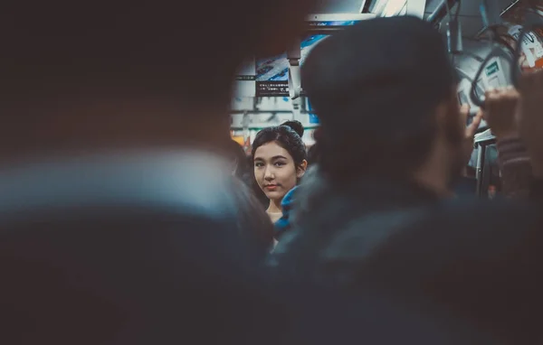 Mooie Japanse vrouw in de metro station. — Stockfoto