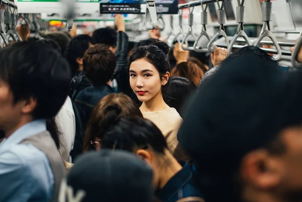 Vacker japansk kvinna i tunnelbanestationen — Stockfoto