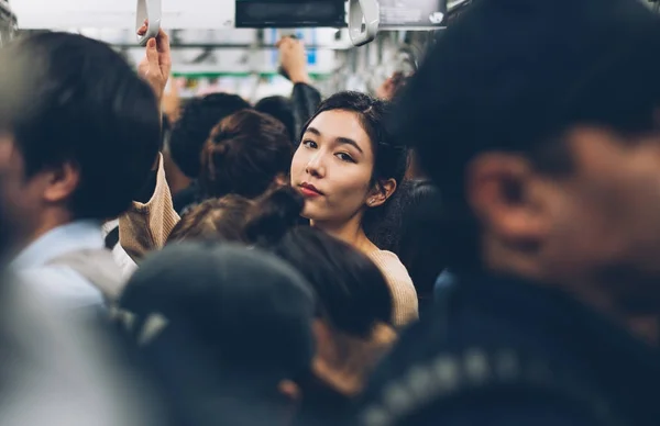 Vacker japansk kvinna i tunnelbanestationen — Stockfoto