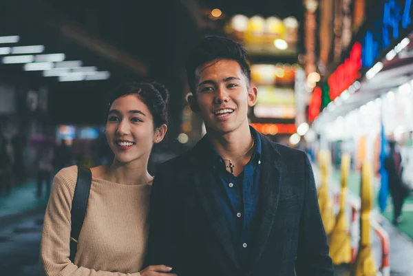 Young japanese couple spending time together in Tokyo — Stock Photo, Image