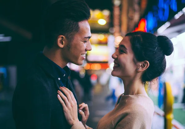 Young japanese couple spending time together in Tokyo — Stock Photo, Image