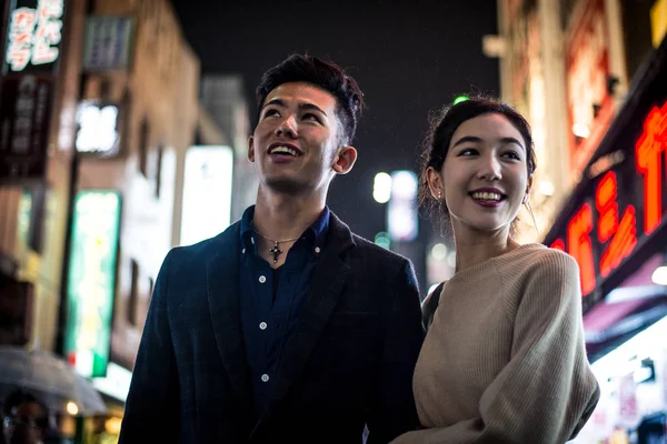 Молодая японская пара проводит время вместе в Токио — стоковое фото
