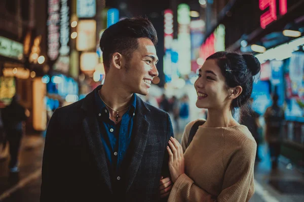 Junges japanisches Paar verbringt Zeit zusammen in Tokio — Stockfoto