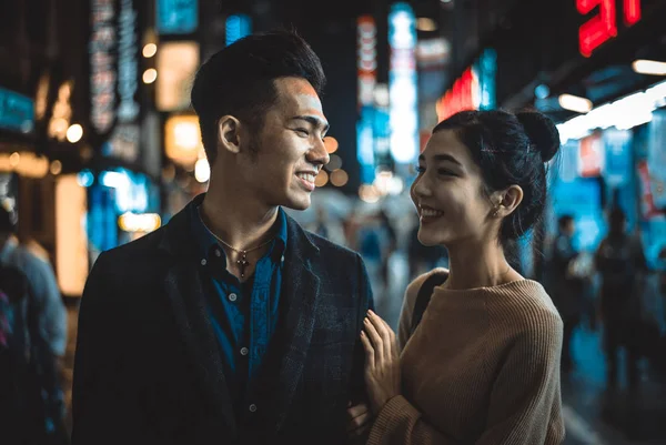 Young japanese couple spending time together in Tokyo — Stock Photo, Image