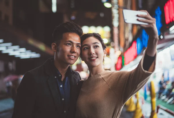 Mladí Japonci pár tráví čas spolu v Tokiu — Stock fotografie