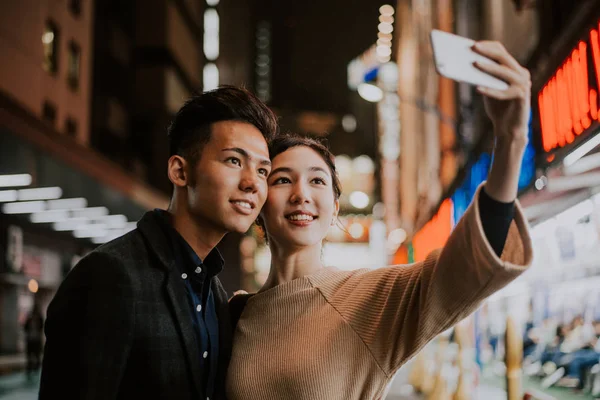 Mladí Japonci pár tráví čas spolu v Tokiu — Stock fotografie