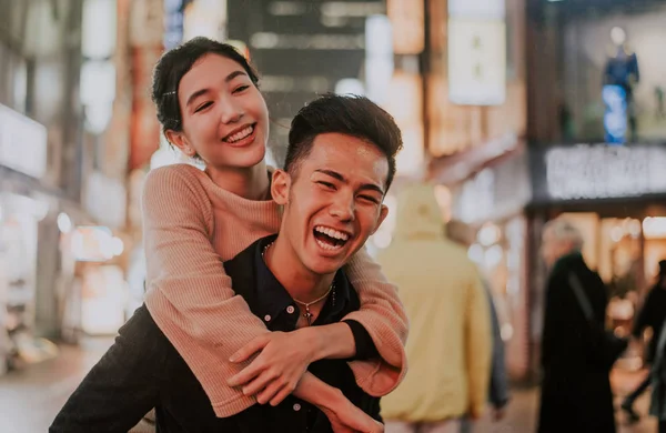 Young japanese couple spending time together in Tokyo — Stock Photo, Image