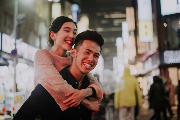 Joven pareja japonesa pasando tiempo juntos en Tokio — Foto de Stock