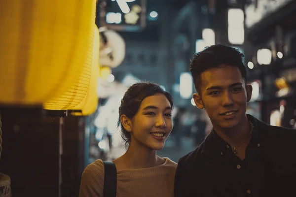 Joven pareja japonesa pasando tiempo juntos en Tokio — Foto de Stock