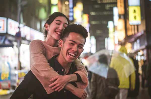 Young japanese couple spending time together in Tokyo — Stock Photo, Image