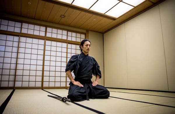 Обучение самураев в традиционном додзё в Токио — стоковое фото