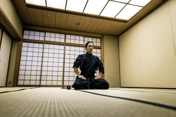 Samurai-Training in einem traditionellen Dojo in Tokio — Stockfoto