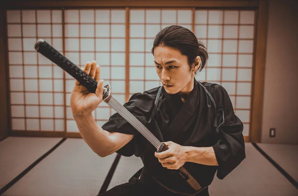 Обучение самураев в традиционном додзё в Токио — стоковое фото