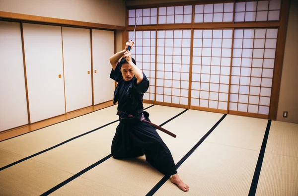 Samurai treinando em um dojo tradicional, em Tóquio — Fotografia de Stock