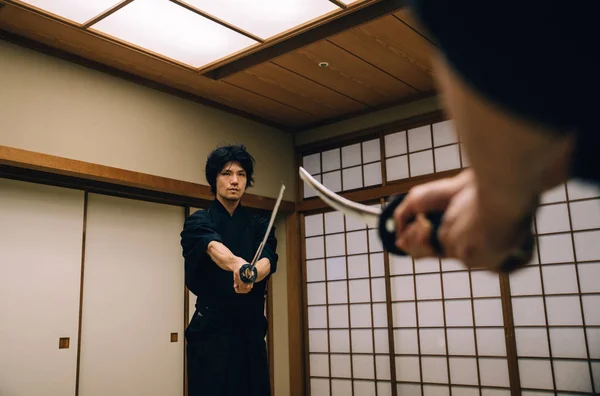 Entrenamiento samurai en un dojo tradicional, en Tokio — Foto de Stock