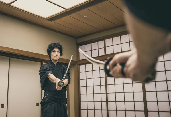 Entrenamiento samurai en un dojo tradicional, en Tokio — Foto de Stock