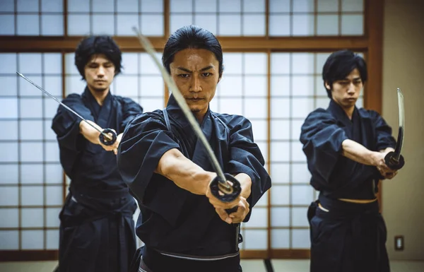 Entrenamiento samurai en un dojo tradicional, en Tokio — Foto de Stock