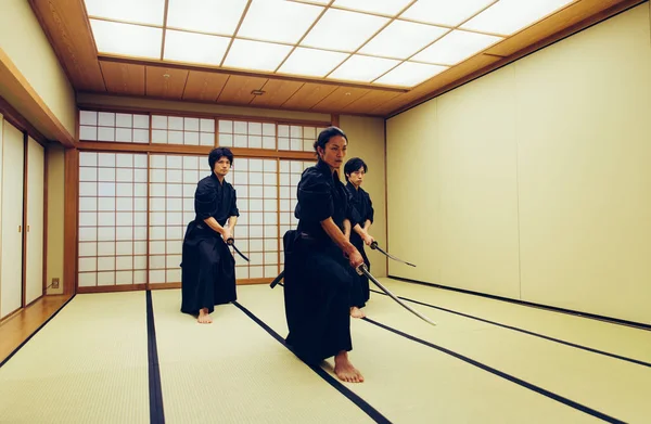 Samurai training in a traditional dojo, in Tokyo — Stock Photo, Image