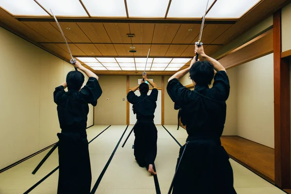 Samurai-Training in einem traditionellen Dojo in Tokio — Stockfoto