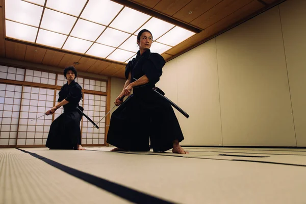 Samurai training in a traditional dojo, in Tokyo — Stock Photo, Image