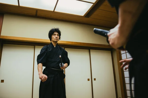Samurai treinando em um dojo tradicional, em Tóquio — Fotografia de Stock