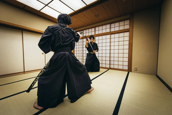 Samurai treinando em um dojo tradicional, em Tóquio — Fotografia de Stock