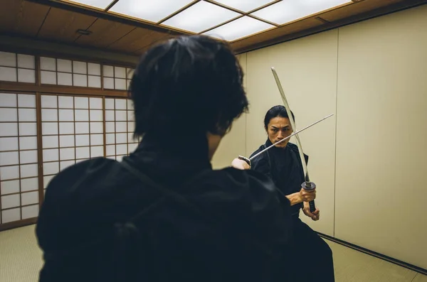Samurai utbildning i en traditionell dojo, i Tokyo — Stockfoto