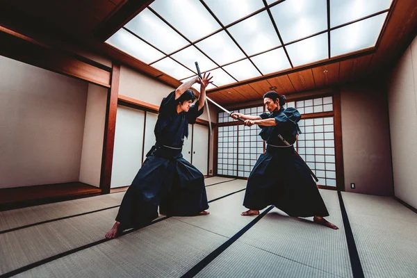 Entrenamiento samurai en un dojo tradicional, en Tokio —  Fotos de Stock