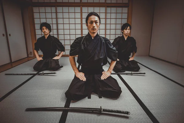 Samurai treinando em um dojo tradicional, em Tóquio — Fotografia de Stock