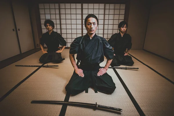 Samurai treinando em um dojo tradicional, em Tóquio — Fotografia de Stock