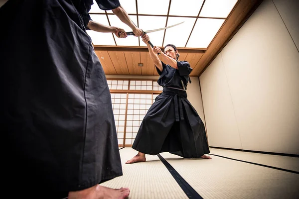 Samurai treinando em um dojo tradicional, em Tóquio — Fotografia de Stock