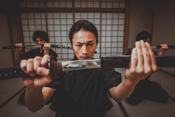 Samurai treinando em um dojo tradicional, em Tóquio — Fotografia de Stock