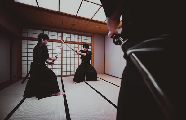 Samurai treinando em um dojo tradicional, em Tóquio — Fotografia de Stock