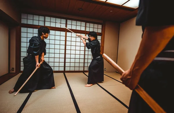 Samurai treinando em um dojo tradicional, em Tóquio — Fotografia de Stock